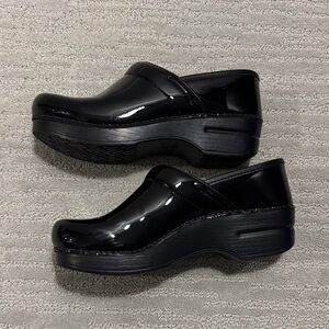 Dansko Professional Black Patent Clogs Size 37 (US 6.5-7)